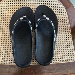 Oofos sandals, black with daisies